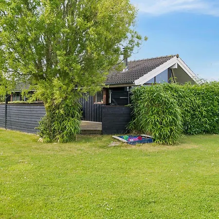 Well-equipped Summer House Near Skovmose Дом отдыха Nedre Lysabild
